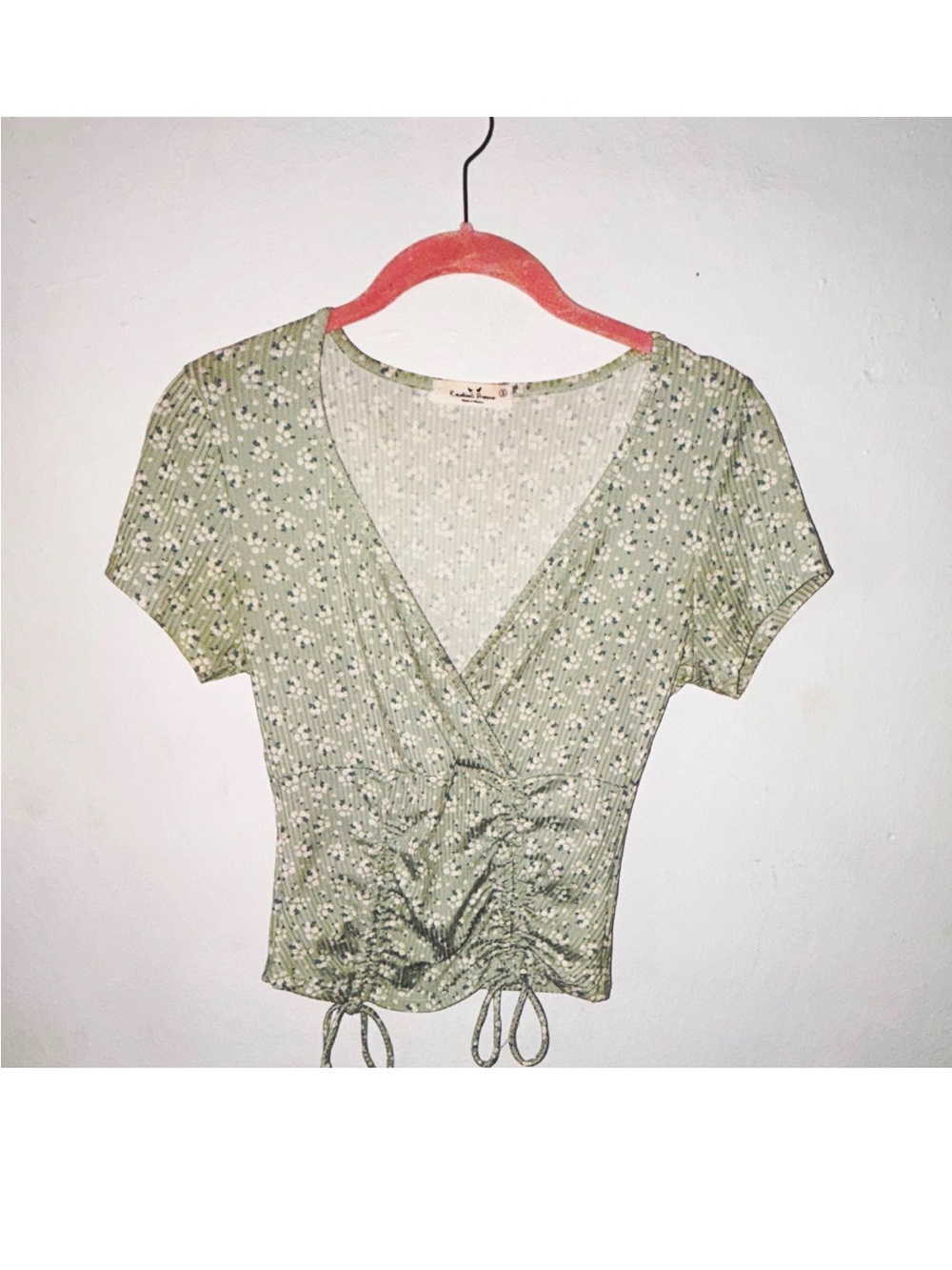 Rebellious dreamer woman’s green floral knit v neck cropped blouse size small